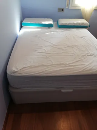 Canapé de tela beige y blanco