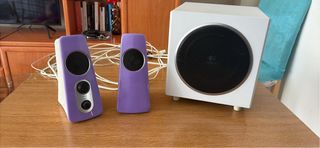 Altavoces Logitech Morado y Blanco