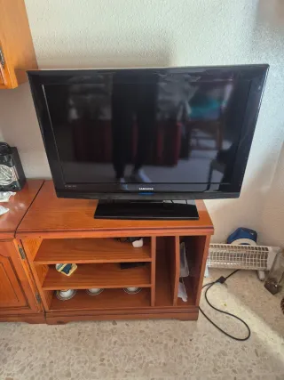 Televisor Negro y Marrón