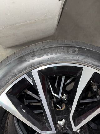 Pack 4 llantas Skoda + neumáticos 215/45 R17 Kumho