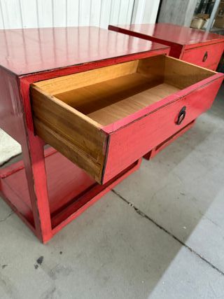 Mesita de noche roja de madera