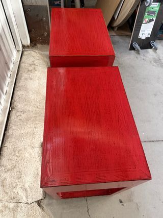 Mesita de noche roja de madera