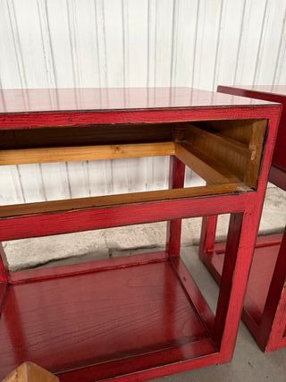 Mesita de noche roja de madera