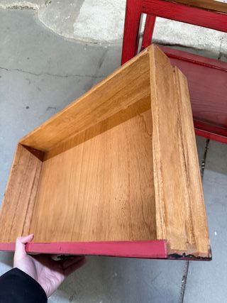 Mesita de noche roja de madera