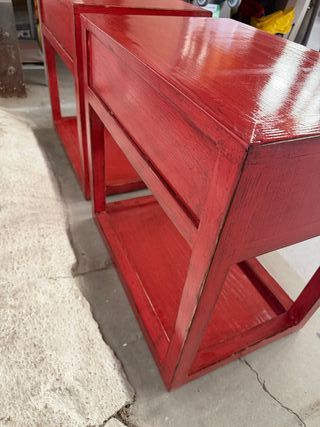 Mesita de noche roja de madera
