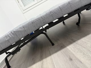 Sofá Cama sin usar, con su funda azul y blanca