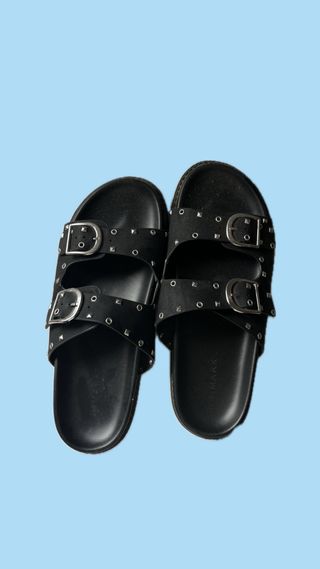 Sandalias negras con tachuelas y hebillas