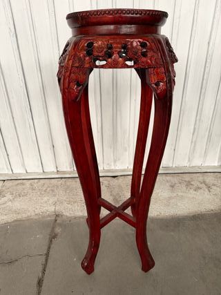 Mesita de madera tallada