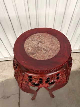 Mesita de madera tallada