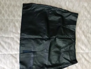 Falda negra efecto piel