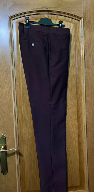 Traje granate con corbata azul