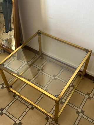 Mesa auxiliar dorada con tapa de cristal