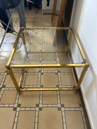 Mesa auxiliar dorada con tapa de cristal