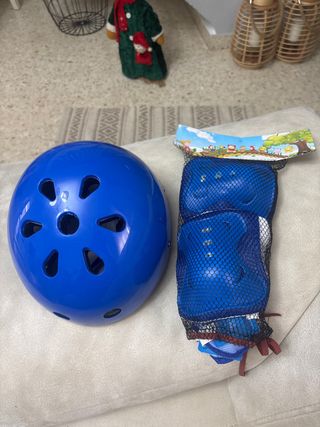 Casco y protectores azul