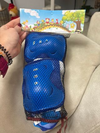 Casco y protectores azul