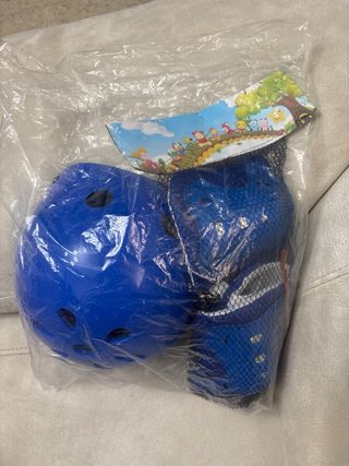 Casco y protectores azul