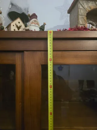 Mueble de salón de madera y cristal