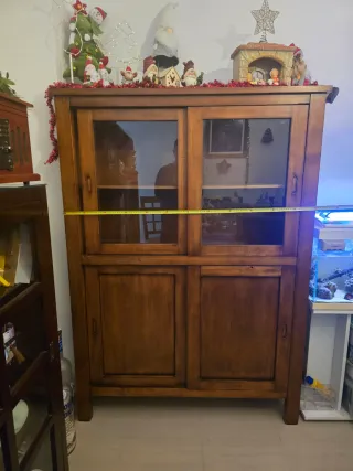 Mueble de salón de madera y cristal