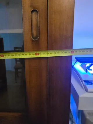 Mueble de salón de madera y cristal