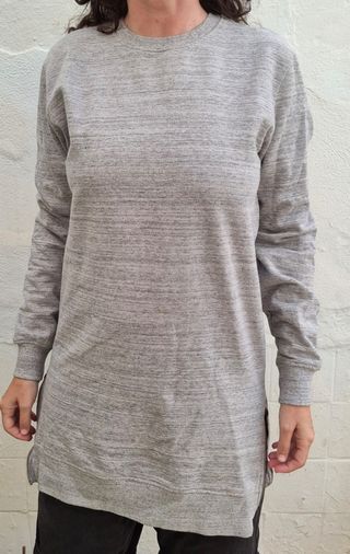 Sudadera gris con cremallera lateral