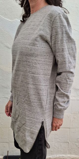 Sudadera gris con cremallera lateral