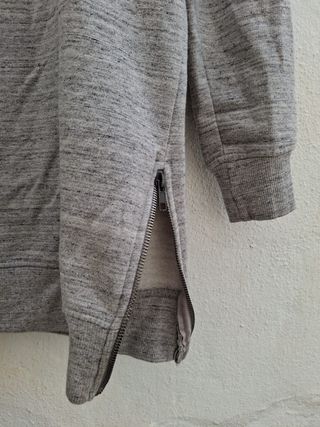 Sudadera gris con cremallera lateral