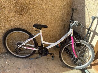 Bicicleta infantil blanca y rosa