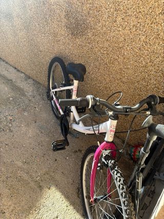 Bicicleta infantil blanca y rosa