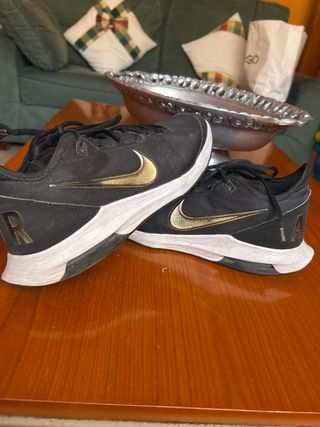 Botas de Baloncesto Nike Air Negras y Doradas