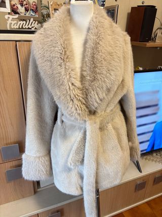 Pelliccia beige con cintura