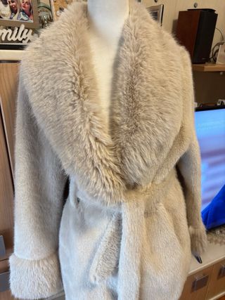 Pelliccia beige con cintura