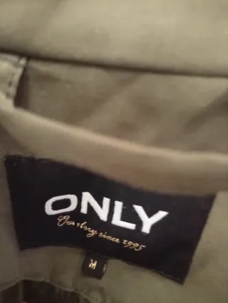 Abrigo verde con capucha y pelo