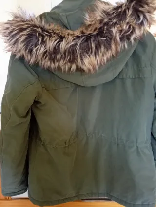 Abrigo verde con capucha y pelo