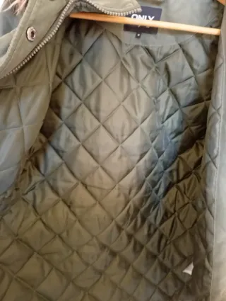 Abrigo verde con capucha y pelo