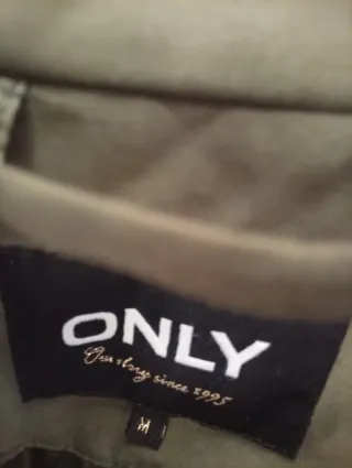 Abrigo verde con capucha y pelo