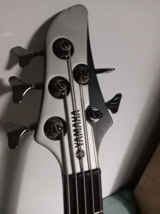 Bajo Yamaha 5 cuerdas