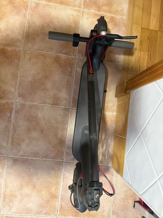 Patinete eléctrico negro ( toca cambiar la batería