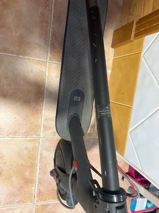 Patinete eléctrico negro ( toca cambiar la batería