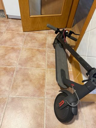 Patinete eléctrico negro ( toca cambiar la batería