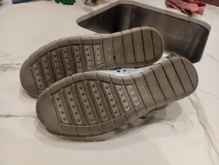 Zapatos plateados con velcro y perforaciones