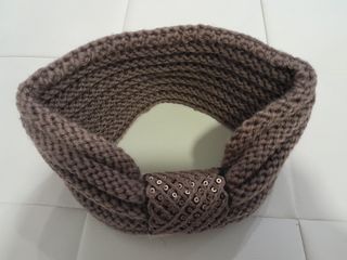 Diadema orejera marrón con lentejuelas