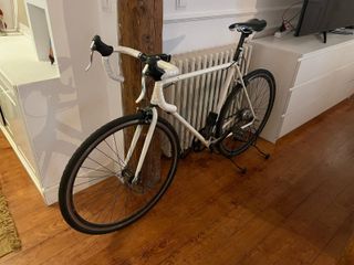 Bicicleta de carretera blanca