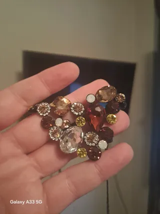 Colgante con piedras marrones y doradas