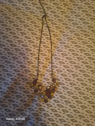 Colgante con piedras marrones y doradas