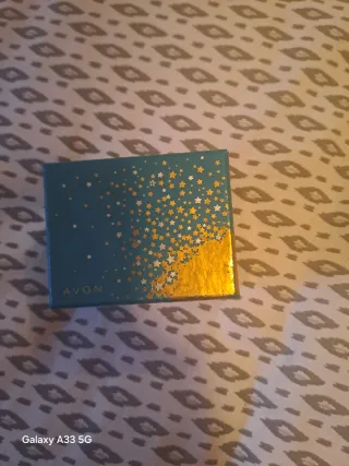 Colgante con piedras marrones y doradas