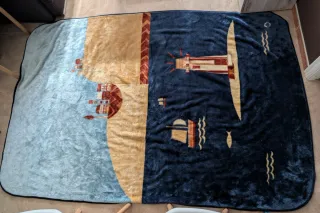 2 Mantas de forro polar con diseño marino.