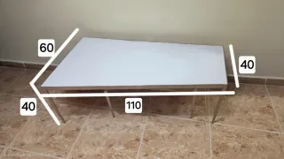 Mesa de centro blanca y metálica