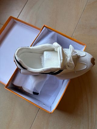 Zapatillas Beige y Blancas