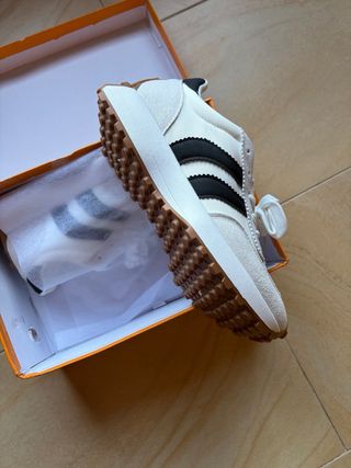 Zapatillas Beige y Blancas