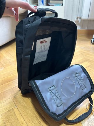 Mochila Fjallraven Kanken pequeña gris y negra